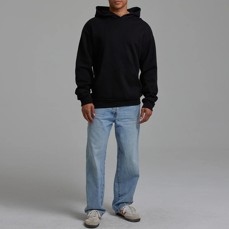 hongfeng’s fitness hoodie is designed for active men who value comfort during workouts.